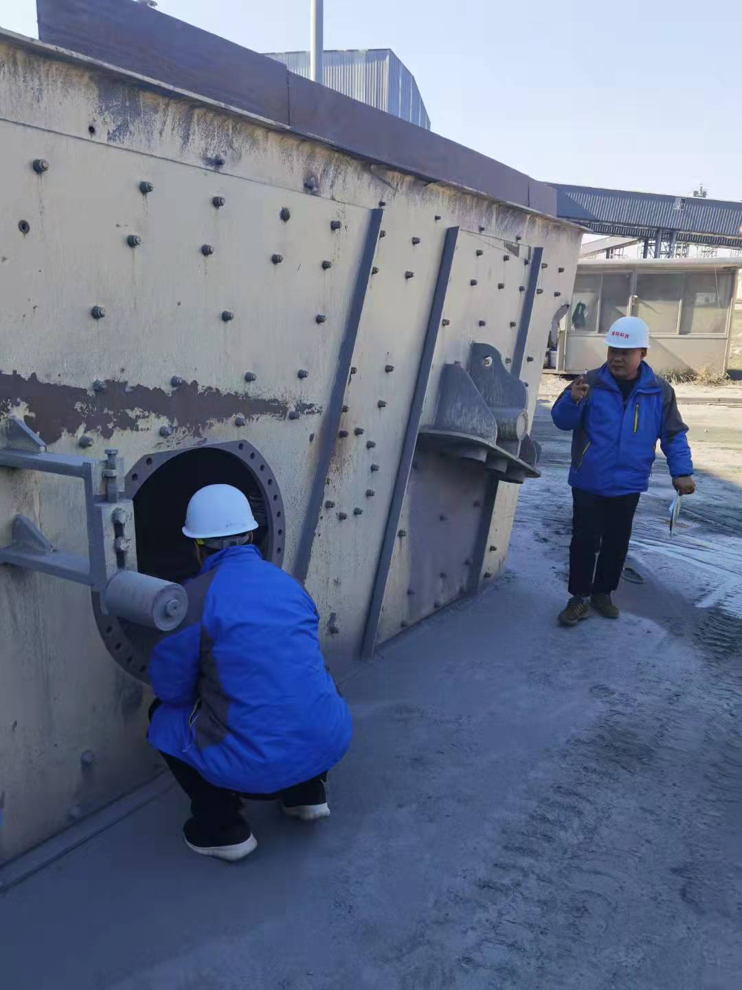 現場為(wèi)客戶解決重型給料機和振動篩分(fēn)機在生産(chǎn)中(zhōng)的困擾